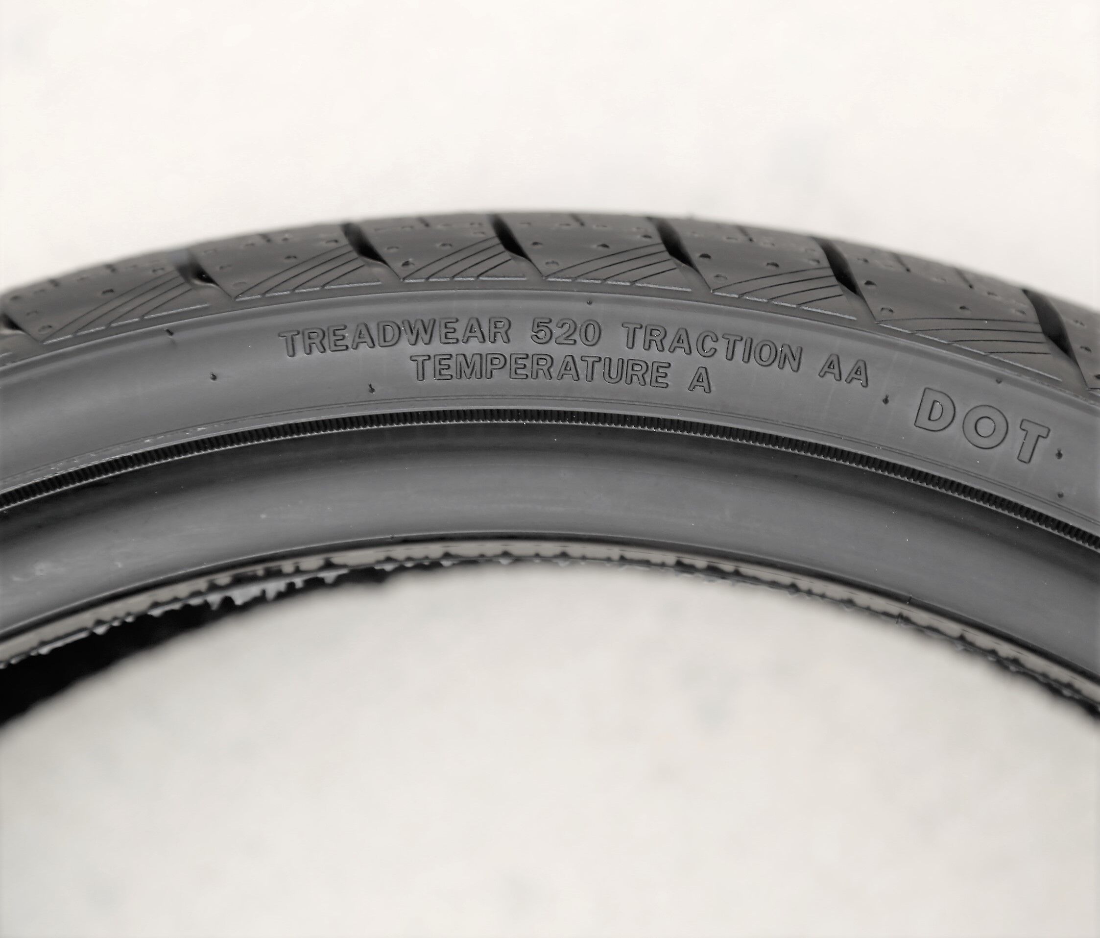 Atlas Tire Force UHP 215/35R19 85V XL