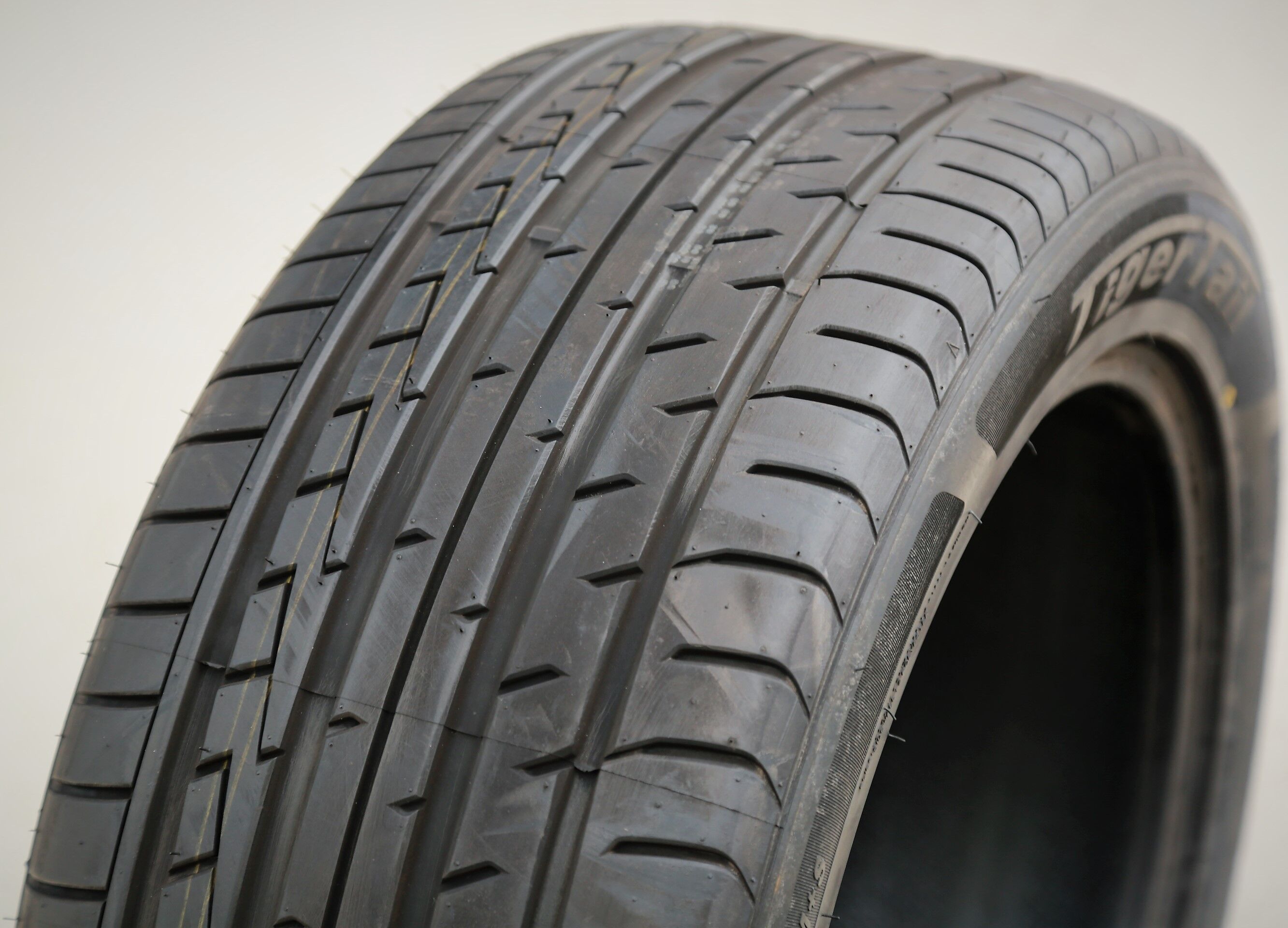Cosmo TigerTail 285/35R22 ZR 106W XL