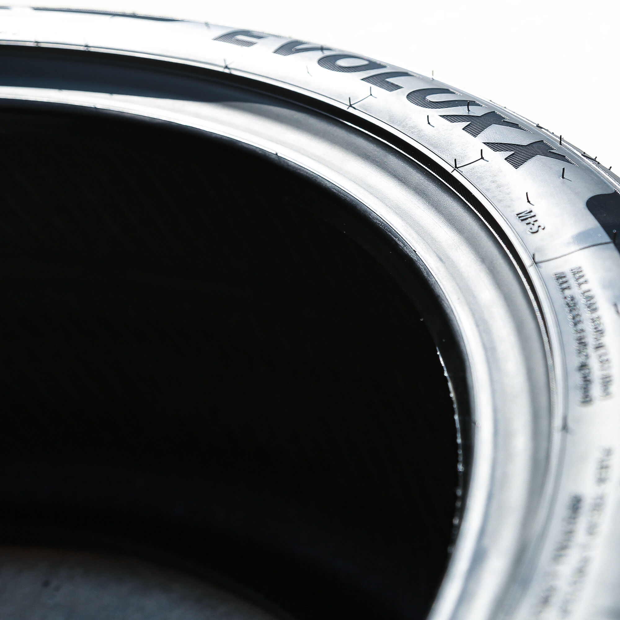 Evoluxx Capricorn UHP 255/35R20 97W XL