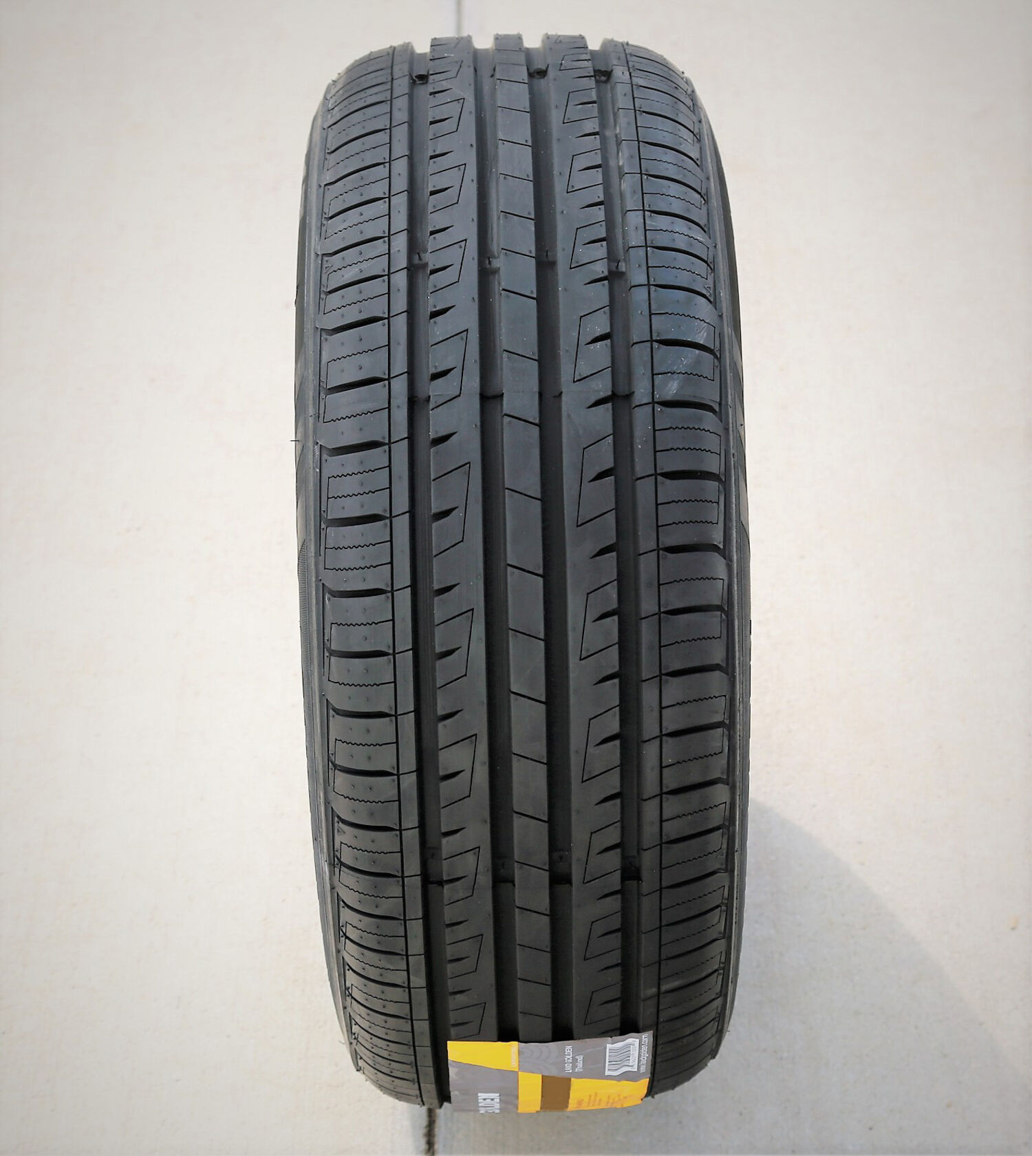 Landgolden LG17 215/60R16 95V