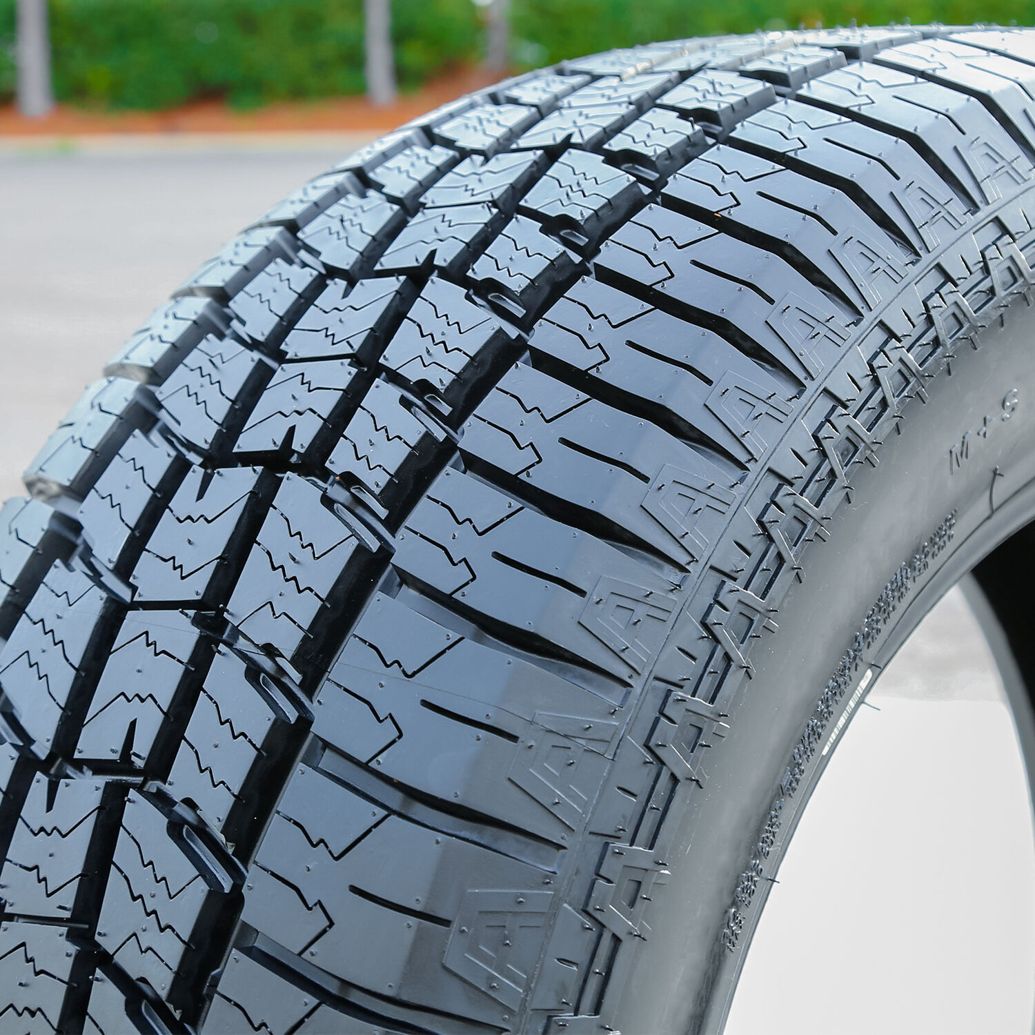 Landgolden LGT57 A/T LT 265/70R16 121/118S E (10 Ply)