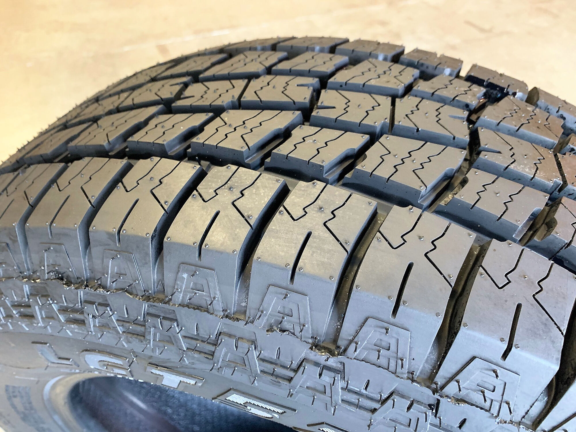 Landgolden LGT57 A/T LT 265/70R18 124/121S E (10 Ply)