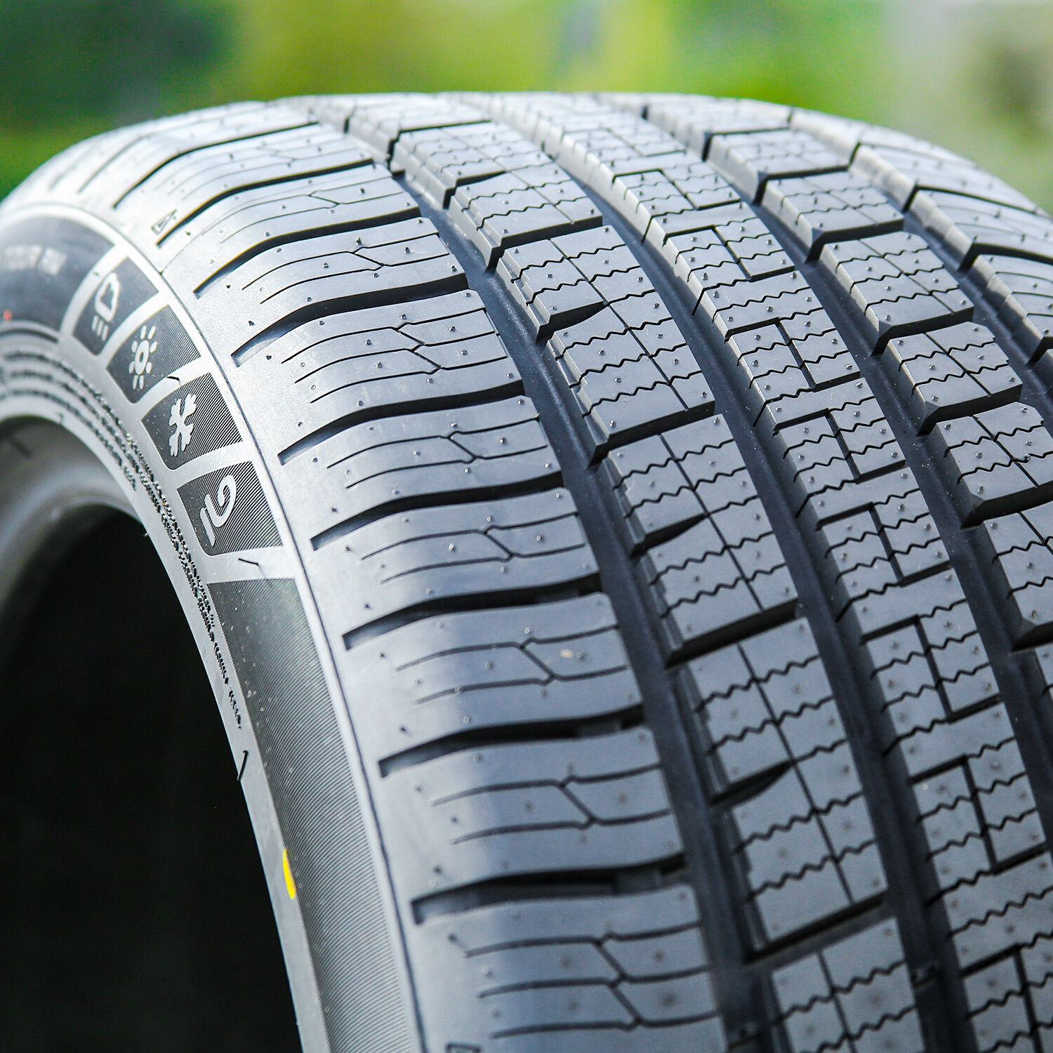 Lexani Quattro Tempo Tour AW 245/45R20 103V