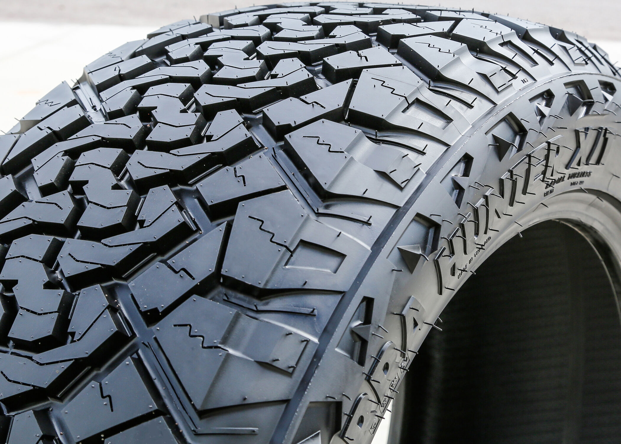 Venom Power Terra Hunter X/T LT 37X13.50R24 124Q F (12 Ply)